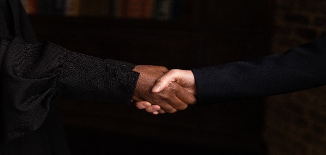 twee personen schudden de hand