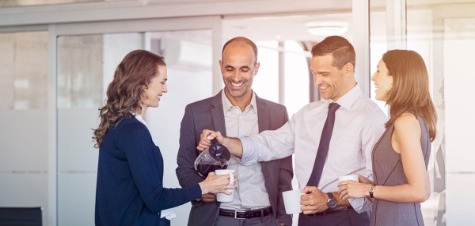 collega´s zijn koffie aan het drinken