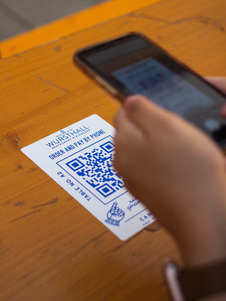 persoon scant qr code met mobiele telefoon