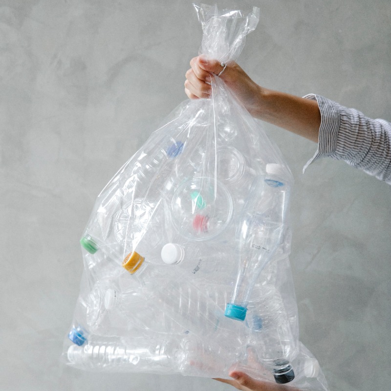 plastic zak met plastic flessen