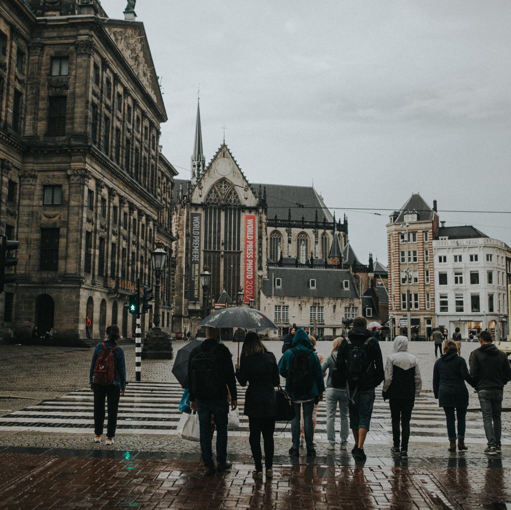 mensen buiten met paraplu