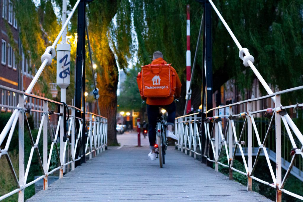 bezorger van thuisbezorgd.nl op fiets