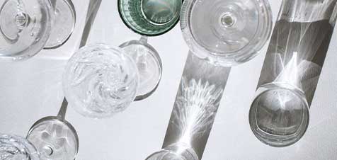 glazen op tafel met weerspiegeling