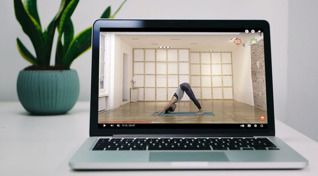 vrouw doet yoga op video