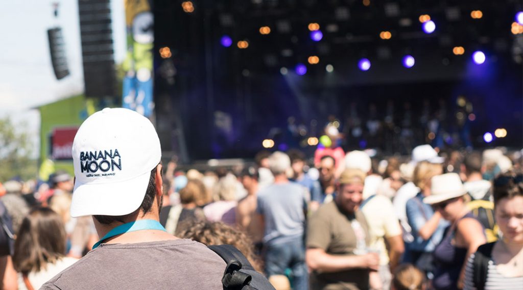 man draagt bedrukte pet op festival