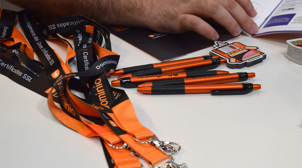 lanyards en pennen met logo bedrukken als relatiegeschenk