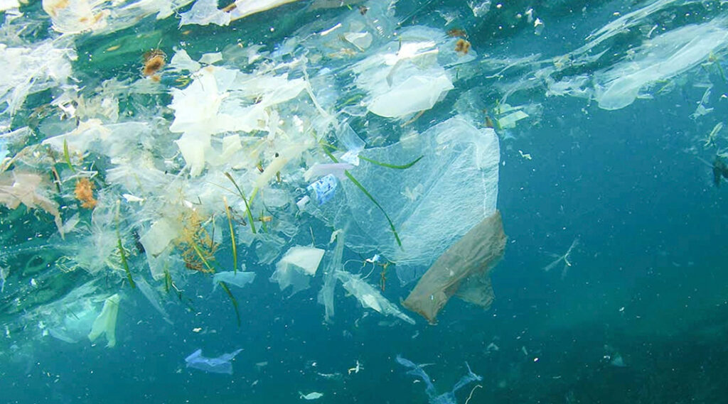 plastic in de oceaan