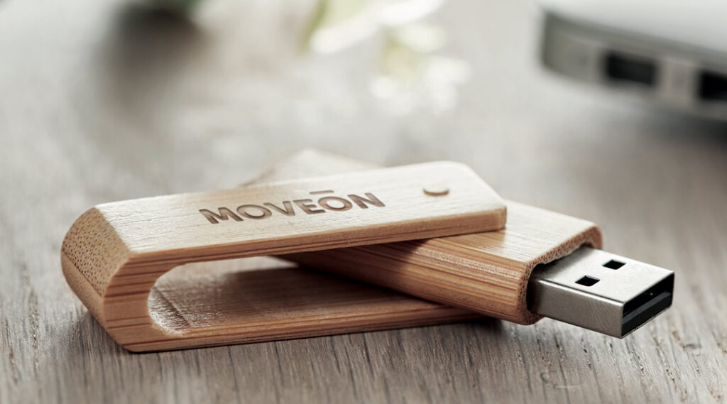 Usb stick van hout met logo als geschenk 