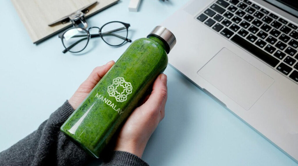 waterfles met logo op bureau