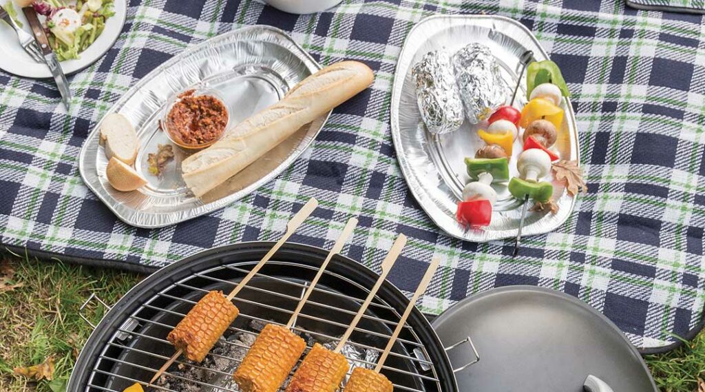 bedrijfsbarbecue met brood, groenten met een gepersonaliseerde BBQ