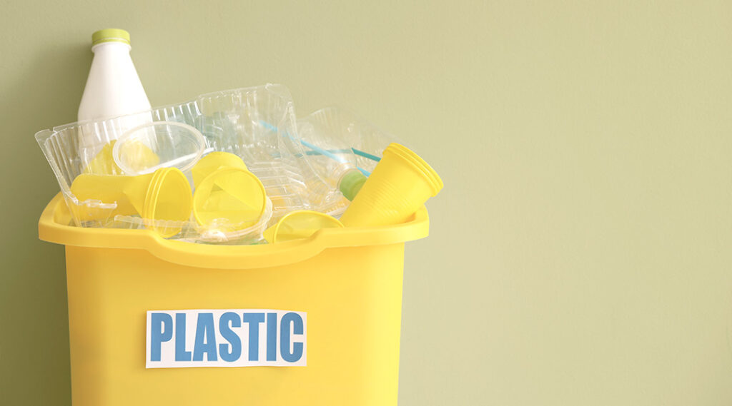 een pmd prullenbak om te recycleren