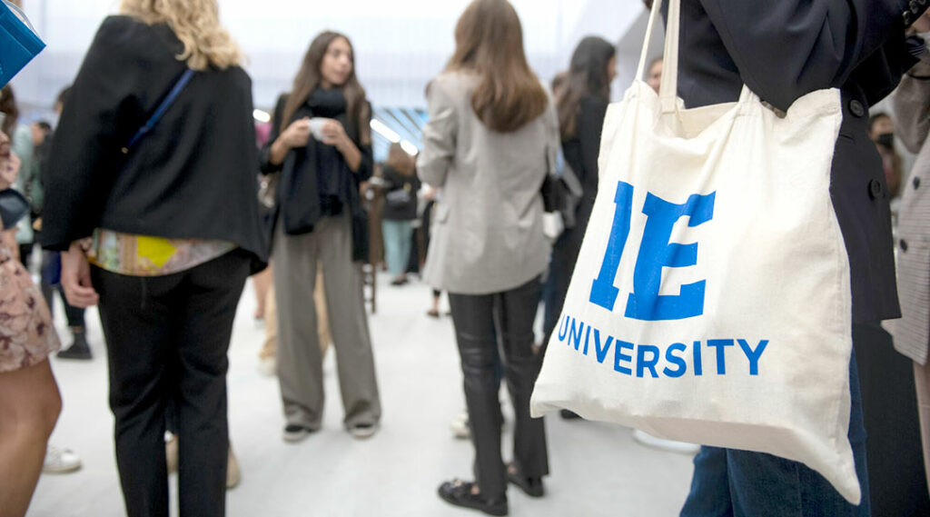 een beurs met op de voorgrond een mooie bedrukte tote bag