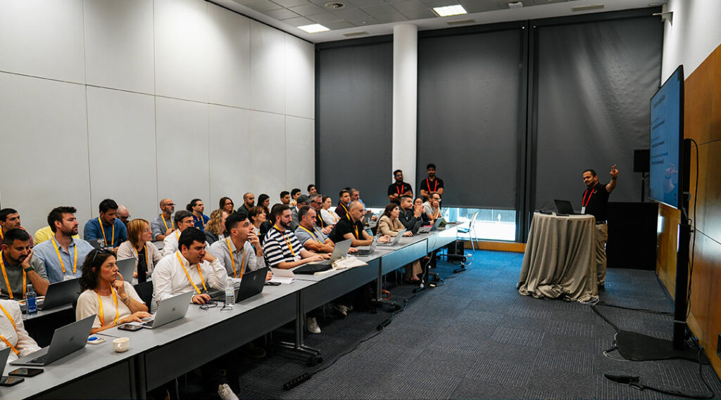 Een workshop over Zoho waar de deelnemers in een zaal zitten 