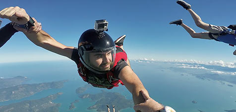 Een man die parachute springt met een Go Pro