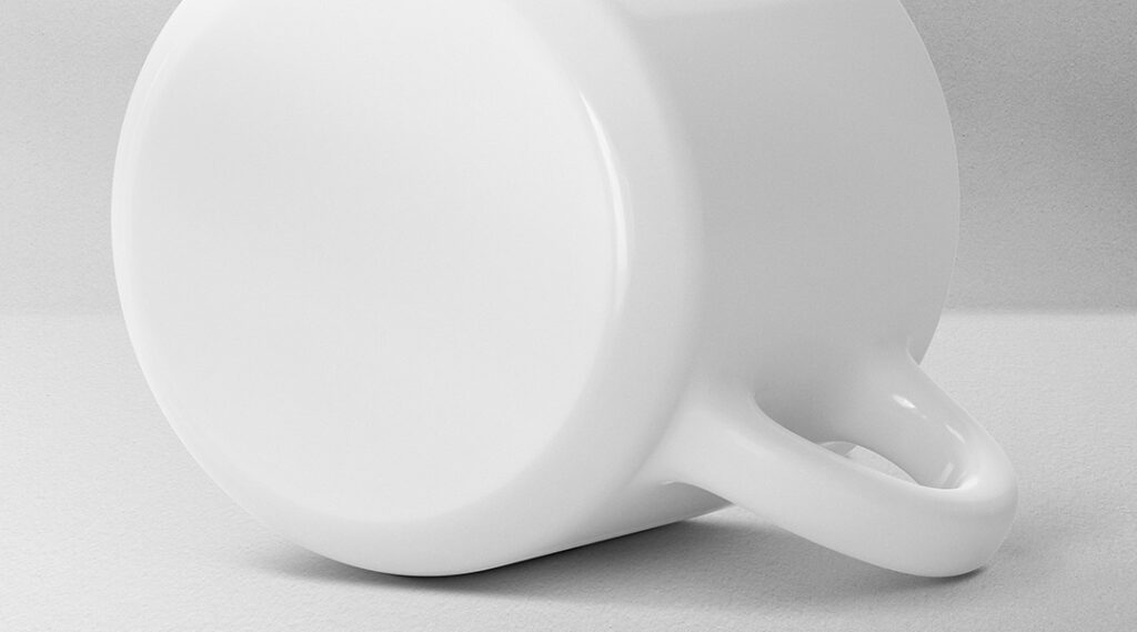 Een keramische mok die op haar zijkant ligt