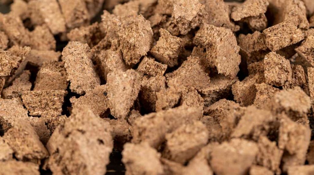 een close-up van heel veel kleine stukjes kurk