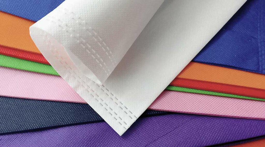 lappen non-woven stof in verschillende kleuren op een stapel