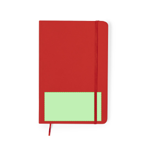 Op de cover, linkeronderzijde naast het elastiek