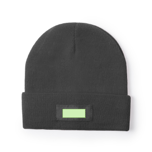 Op de voorkant van de muts