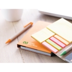 Set met notitieboek van gerecycled papier, sticky notes en pen kleur oranje sfeervolle hoofdweergave