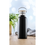 RVS flessen met bamboe deksel en handvat 500 ml kleur zwart sfeervolle weergave