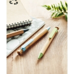Bamboe milieuvriendelijke pen met blauwe inkt ColorTip kleur blauw sfeervolle weergave