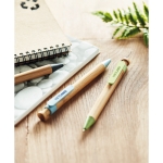 Bamboe milieuvriendelijke pen met blauwe inkt ColorTip kleur blauw sfeervolle hoofdweergave