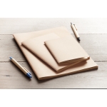 Gerecycled memoblok met logo en kartonnen kaft A6 Eco Stitched kleur beige sfeervolle weergave