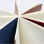 A5-notitieboek met kartonnen kaft en crèmekleurig gelijnd papier