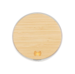 Draadloze oplader met rond bamboe detail kleur wit gedetailleerde weergave