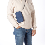 Telefoontasje met schouderband en ritssluiting Expedition RPET sfeerweergave