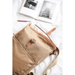 Laptoprugzak van gerecycled polyester met gesp kleur lichtbruin sfeer weergave 2