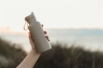 Thermosfles met handvat 500 ml OnePress kleur beige sfeer weergave 2