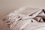 Deken met geometrisch patroon gemaakt van acryl Geometric Comfort kleur lichtbruin sfeer weergave 2