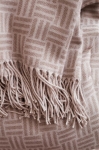 Deken met geometrisch patroon gemaakt van acryl Geometric Comfort kleur lichtbruin sfeer weergave 4