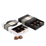 Pralines chocolaatjes in de vorm van een kerstbal kleur wit
