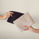 Fluwelen toilettas met gouden details op de rits en trekker kleur naturel vijfde weergave