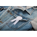 Metalen speld met lint in diverse kleuren met metalen clip kleur wit sfeervolle weergave