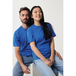 Unisex T-shirt van gerecycled katoen, slim fit, 160 g/m2 Iqoniq kleur koningsblauw weergave met model