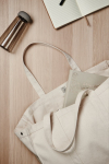 Grote notitieboekjestas van gerecycled canvas met veilig vak, 400 g/m2 kleur gebroken wit sfeer weergave