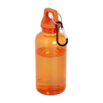 Transparante gerecyclede plastic fles met karabijnhaak 400ml kleur oranje