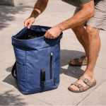 Roll-top rugzak van polyester met verticale rits aan de voorkant kleur marineblauw vierde weergave