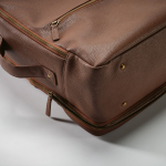 Elegante uitbreidbare rugzak van gerecycled leer voor 17''-laptop kleur donker bruin gedetailleerde weergave