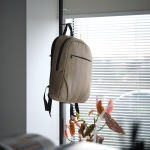Rugzak van 300D RPET met voorritsvak 18L 15,6” kleur camel sfeerweegave