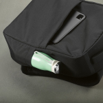 Urban rugzak van gerecycled plastic met trolleyband 17” kleur zwart vierde detail weergave