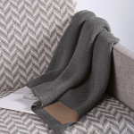 Deken van wol en gerecycled plastic met logopatch 270 g/m² kleur donkergrijs sfeerweegave