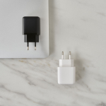 Wandlader van gerecycled kunststof met USB-A- en USB-C-poort 20 W kleur zwart sfeerweegave