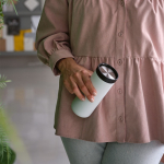Dubbelwandige reisbeker van gerecycled roestvrij staal 340 ml kleur wit sfeerweegave
