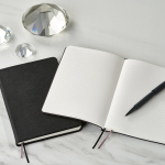 A5-notitieboek met harde kaft van gerecycled kunstleer, 2 vakken kleur zwart sfeerweegave