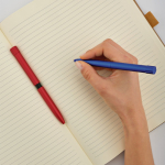Pen van gerecycled aluminium met magnetische drukknop, zwarte inkt kleur rood sfeerweegave